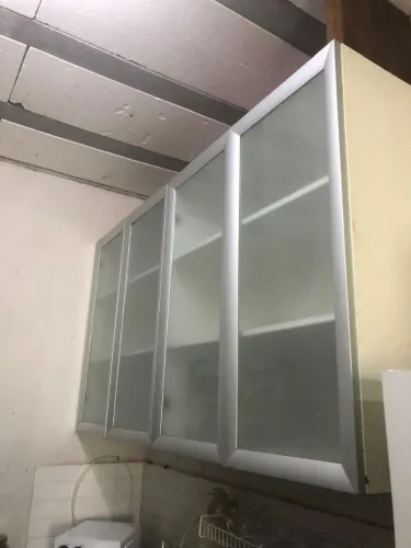 Armário com portas de vidro