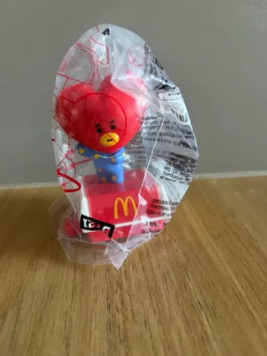 boneco é o Tata da coleção BT21 x McDonald's