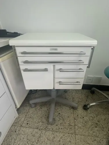 Armário gaveteiro com rodinhas 