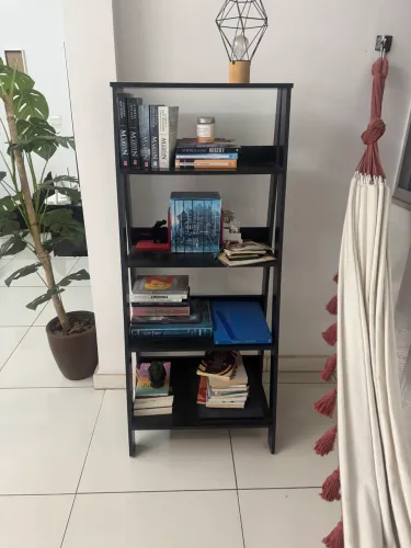 Estante de livros preta