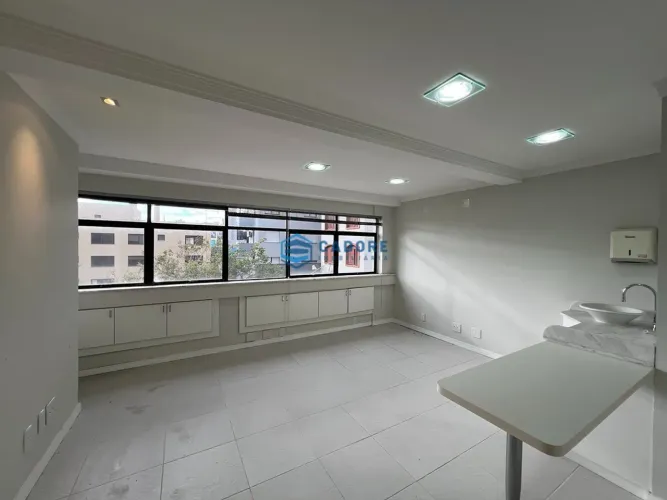 Sala comercial térrea com 140m² centro CXS