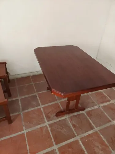 Vendo mesa de madeira com cadeiras