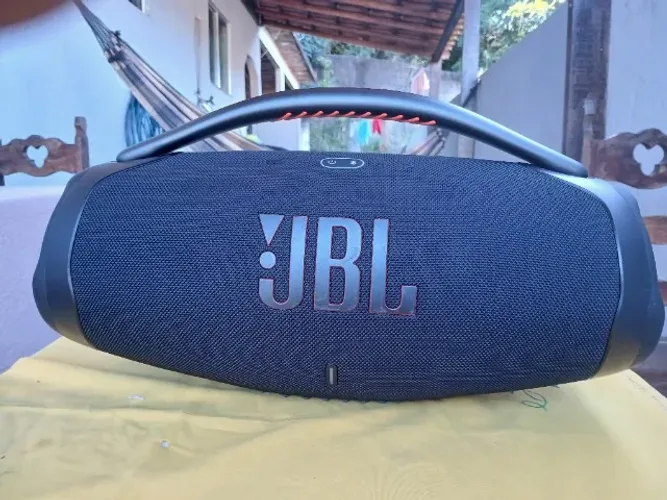 Bombox jbl 3 dois meses de uso, carreguei dus veses