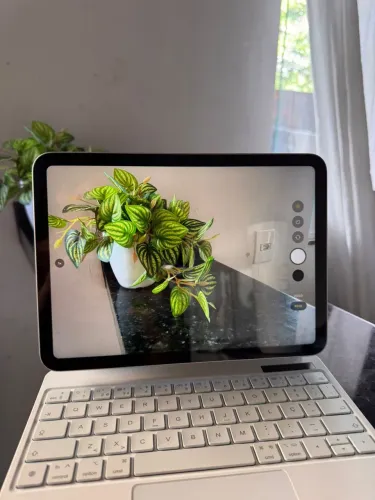 Vendo ipad 11A , novo sem detalhes, dona única. Já vai com o teclado 