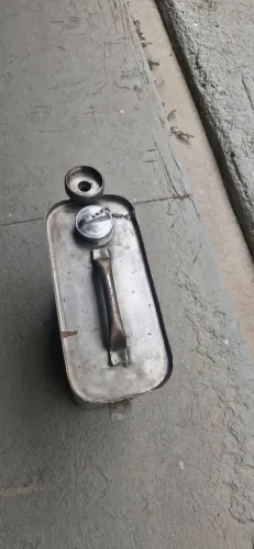 Galão antigo de combustível.