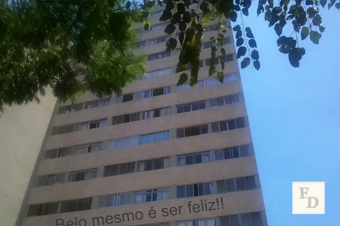 Apartamento com 1 dormitório e garagem, rua tranquila, arborizada, em Sta. Cecília - São P