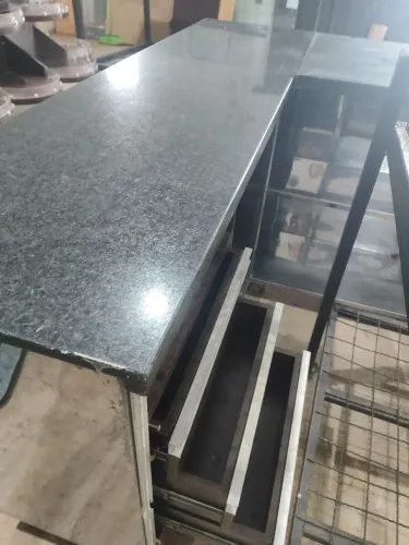Balcão de atendimento com gavetas