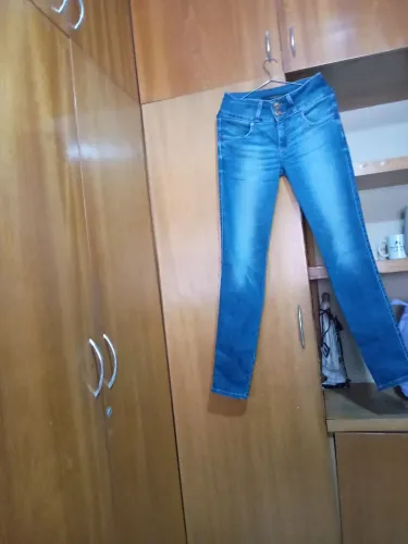 VENDO CALÇA JEANS SKINE MARCA DAMYLLER NÚMERO 40 SEMI NOVA