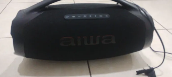 Caixa de som AIWA BOMBOX com defeito