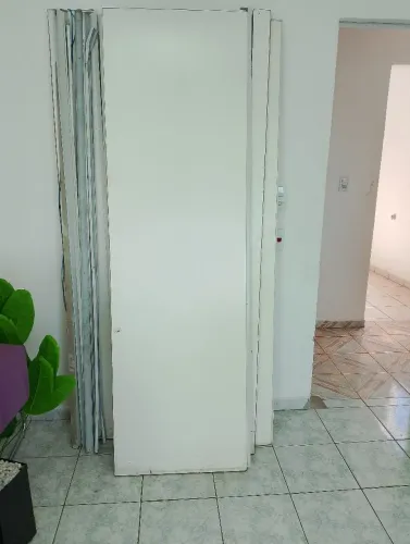 Divisória com porta e fechadura
