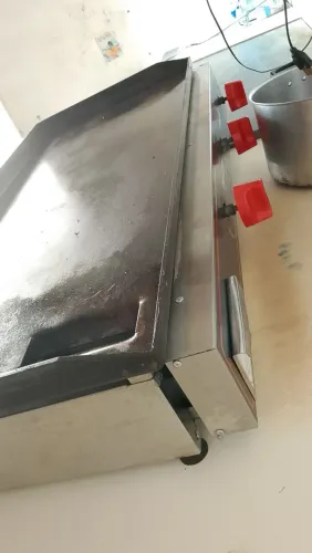 Repassando material de uma hambúrgueria