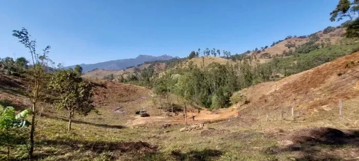 Chácaras de 20.000m2 de frente para o Pico dos Marins. Marmelópolis MG