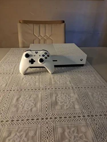 Xbox One S branco 1TB + controle e cabo (Ótimo estado)