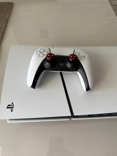 ? PlayStation®5 Slim Edição Digital 1TB + 2 Jogos