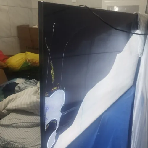 Tv LG 60 polegadas com tela trincada para retirar peça 
