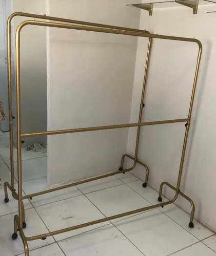 Arara de roupa pra loja