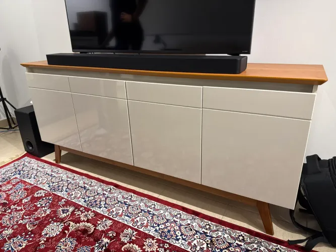 Rack/buffet creme com tampo de madeira