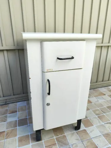 Bancada / Armário Multiuso Branco com Pés e Estrutura de Ferro