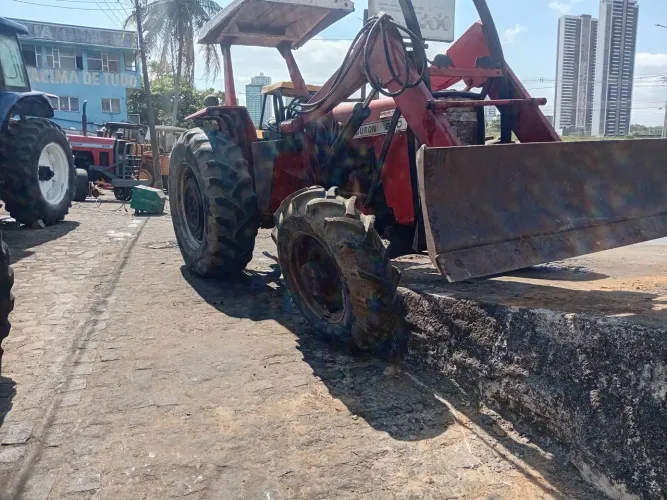 Trator 290 4x4 com lamina