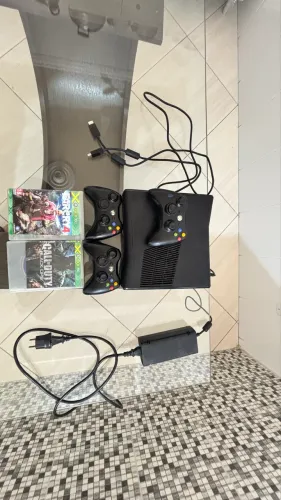 Xbox 360 Slim Desbloqueado | Único Dono | 2 Controles + Brindes!