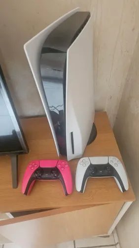 PlayStation 5 com leitor de disco, 2 controles. Algumas jogos ps4.