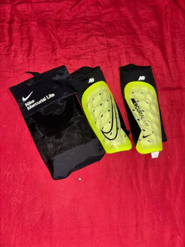 Caneleira Nike Mercurial Lite Verde Neon usada somente uma vez!