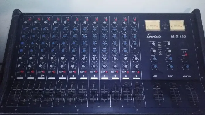 Echolette MIX 123 (mesa analógica 12 canais, VU meters)