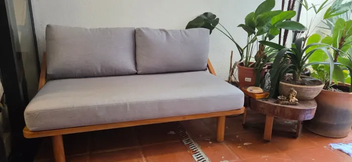 Sofá de madeira maciça feito em carpintaria