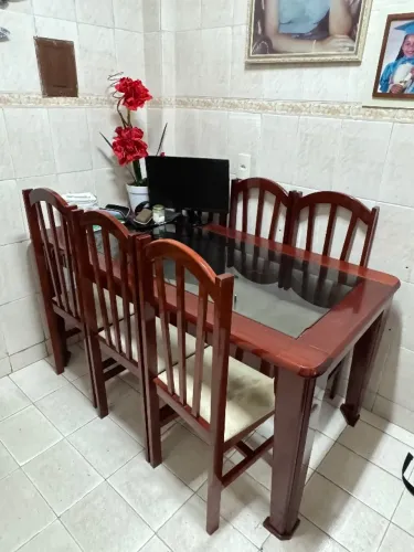 Jogo completo uma mesa com seis cadeiras , um aparador com espelho 