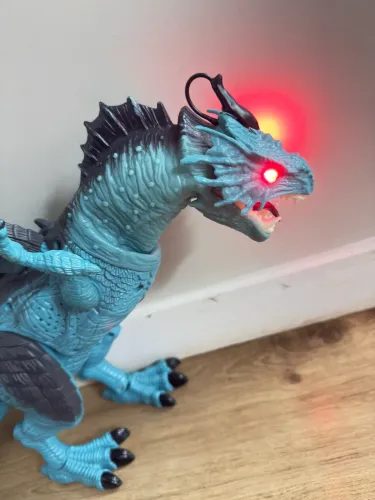 Dragão com som, luzes e solta fumaça!