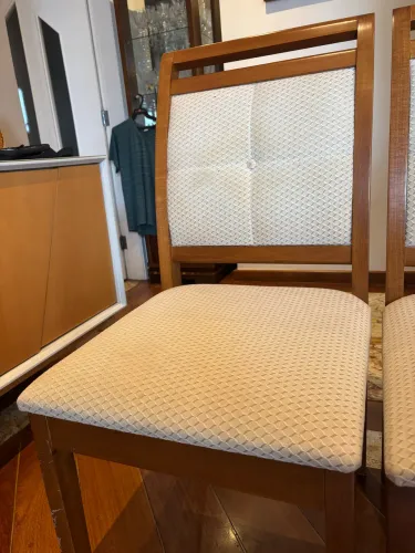 Duas cadeiras de jantar em madeira maciça