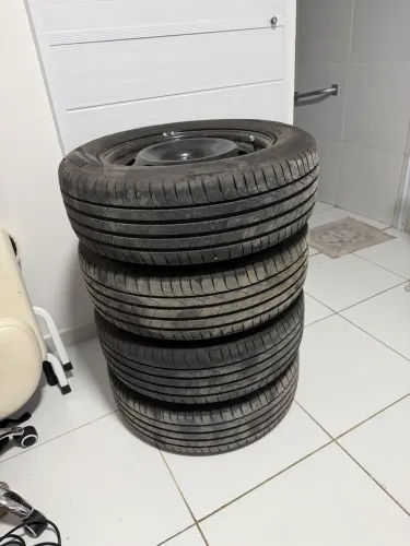 4 pneus Pirelli novos 205/60 R16 92H com 4 rodas de ferro e 4 calotas
