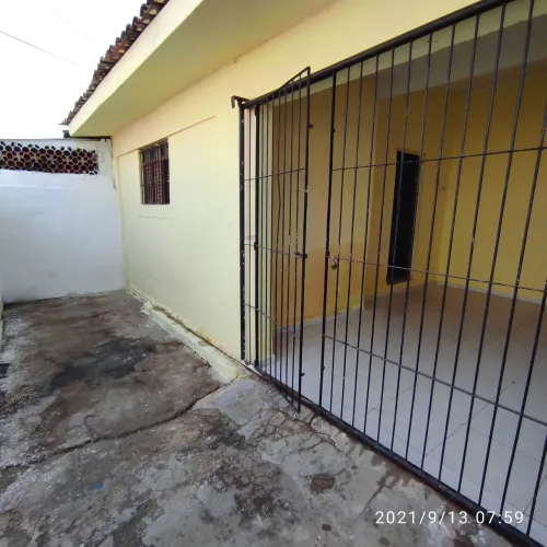 Casa com 3 Quarto(s) e 1 banheiro(s) para Alugar, 69 m² por R$ 756 / Mês