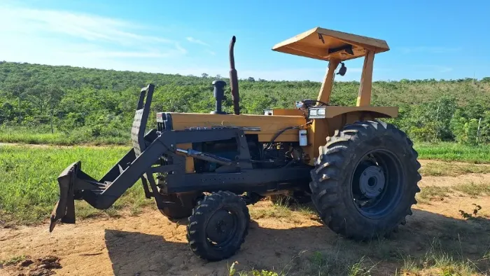 Trator CBT 2105 (1991) com Lâmina para Trabalho Pesado