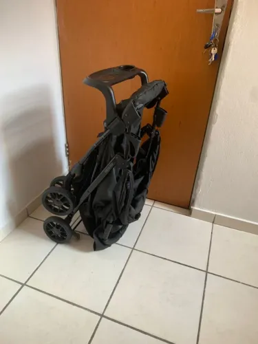 carrinho de bebê cosco kids griffy na cor preta, em ótimo estado. possui bandeja frontal p