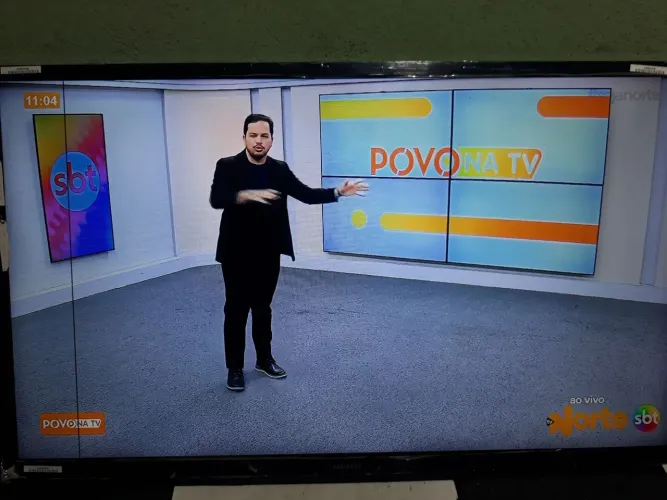 Tv 32 Samsung tizen tem uma linha na TELA