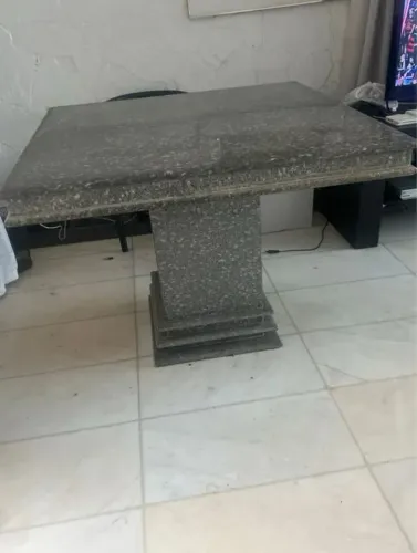 Mesa de Granito cinza quadrada