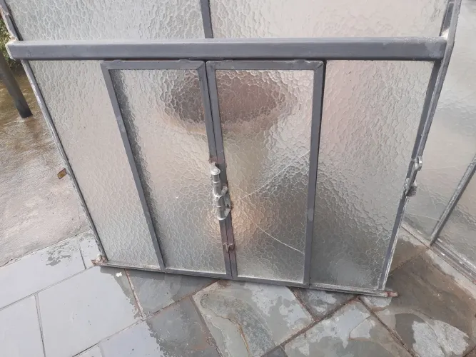 Janela e Ferro com Vidro com basculante 1m por 1m