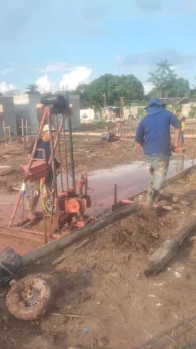 Estaca raiz escavada com máquina elétrica 
