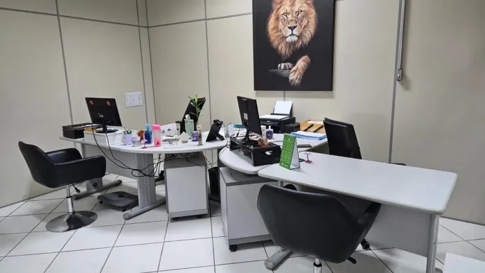 Mesa de escritório em L
