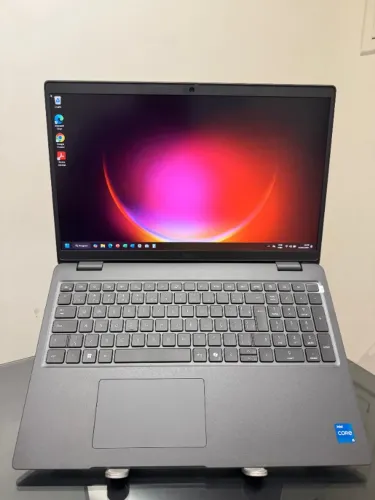Notebook Dell Latitude i5 - 11º - RAM 12 GB- SSD256 -Intel Graphics XE - 15p