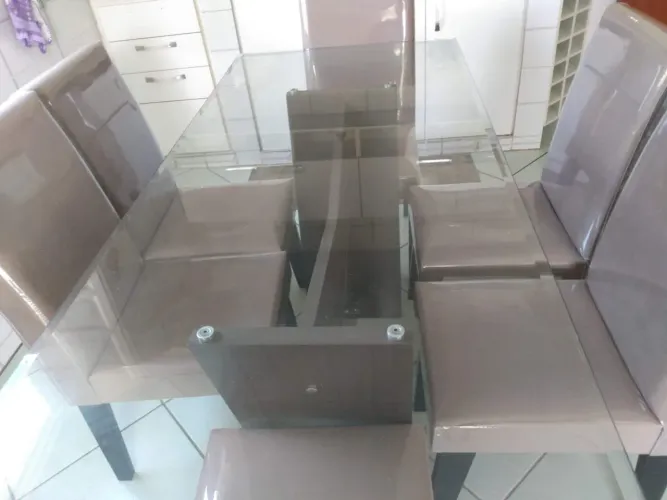 Vendo mesa de vidro com 6 lugares 