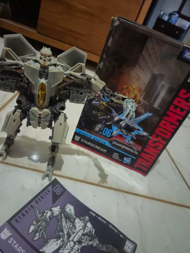 TRANSFORMERS STUDIO SERIES 06 - STARSCREAM