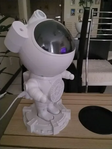Astronauta que toca musica e reflete o espaço 