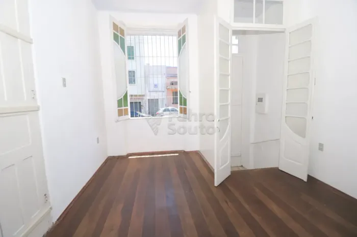 Casa à venda no Centro de Pelotas - ampla, confortável e isenta de IPTU.