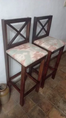 Par de Banquetas Altas Madeira Maciça com Encosto X | Estofadas