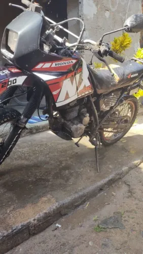 Vendo moto NX200 valor 4mil so passar pro nome e fazer uma revisão