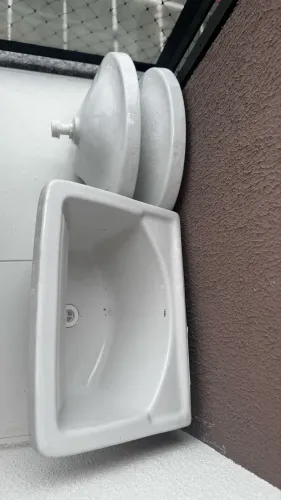 Vendo duas pias de banheiro e um tanque de cozinha em louça.
