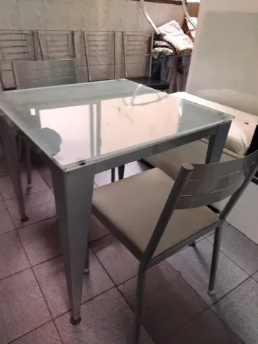 Mesa de aço com tampa de vidro 