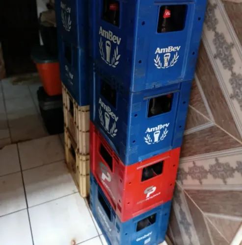 Vendo 8 cxs com vasilhames (litros) vazios da ambev por 220 reias 